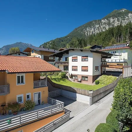 Gaestehaus Waldrand Garni Konukevi Wiesing