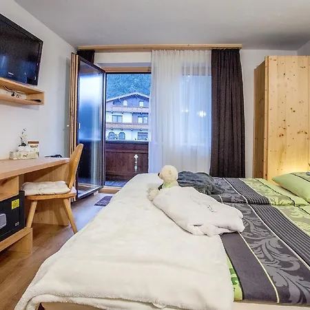 Gaestehaus Waldrand Garni Konukevi Wiesing
